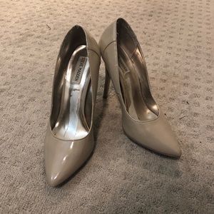 Nude pumps